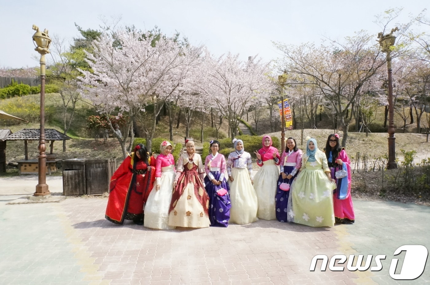 경주 신라밀레니엄파크를 찾은 말레이시아 언론인(이하 관광공사 제공)