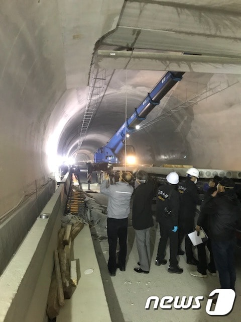 지난해 3월 발생한 부산 금정구 구서동 산성터널 사고 수습 현장(부산지방경찰청 제공)ⓒ News1