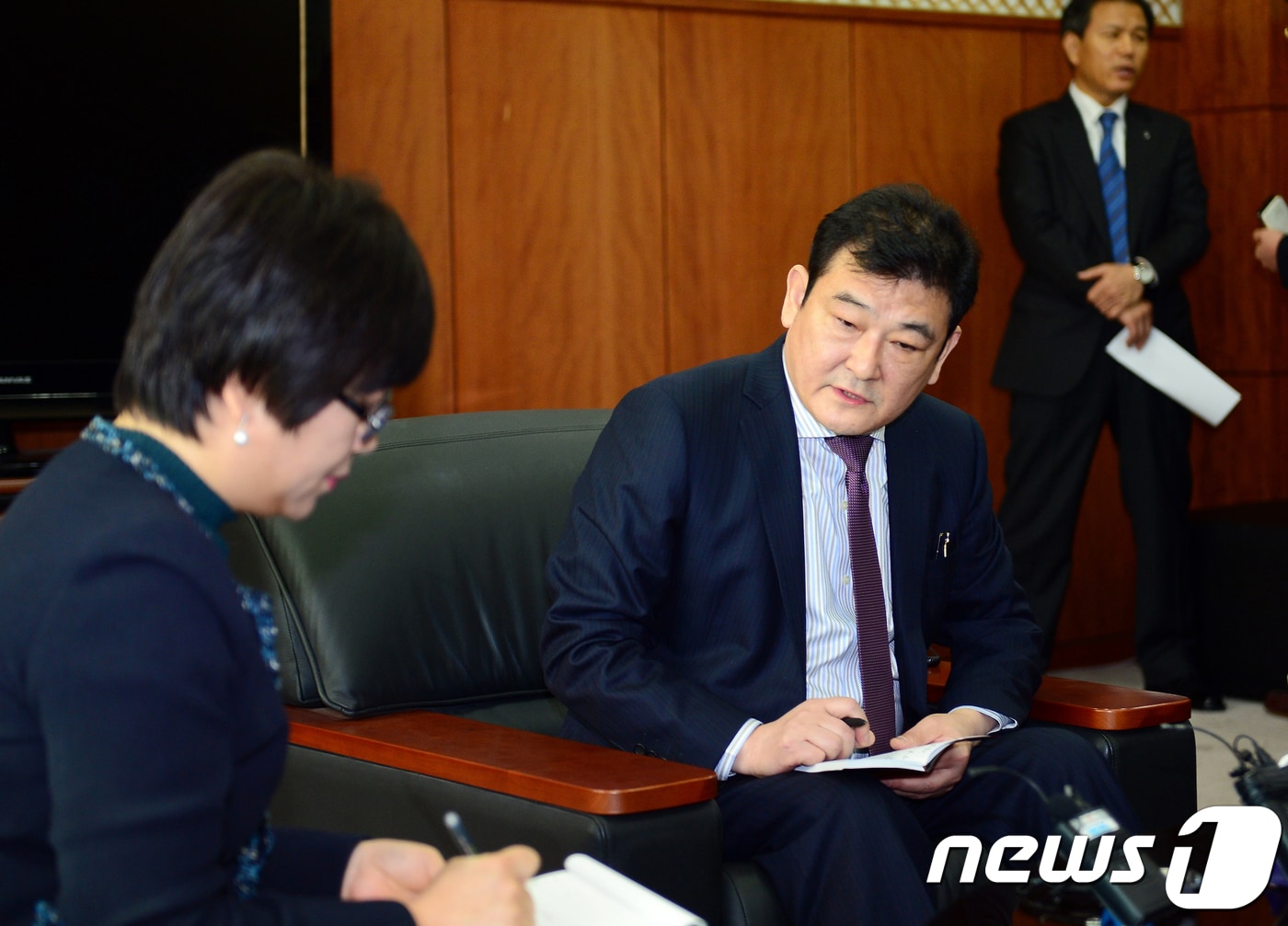 중국 타이어업체 더블스타의 차이융썬(柴永森) 회장이 23일 금호타이어 광주공장을 방문해 일반직 대표단과 면담을 하고 통역에게 입장을 밝히고 있다. 차이 회장은 "더블스타는 약속사항을 엄격히 지킬 것을 다시 한번 약속한다＂고 밝혔다. 2018.3.23/뉴스1 ⓒ News1 박준배 기자