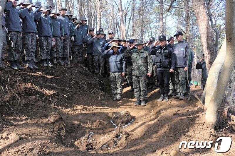 35사단 장병들이 유해발굴 후 호국영령께 단체경례를 하고 있다.(육군35사단 제공)ⓒ News1
