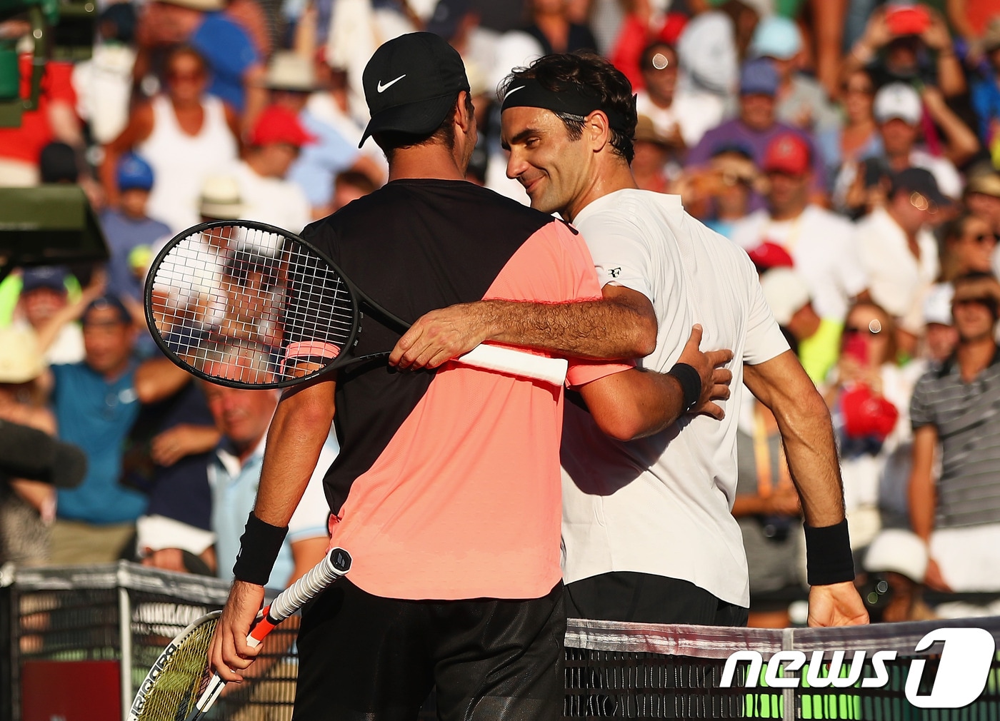 로저 페더러(오른쪽)와 타나시 코키나키스. ⓒ AFP=News1