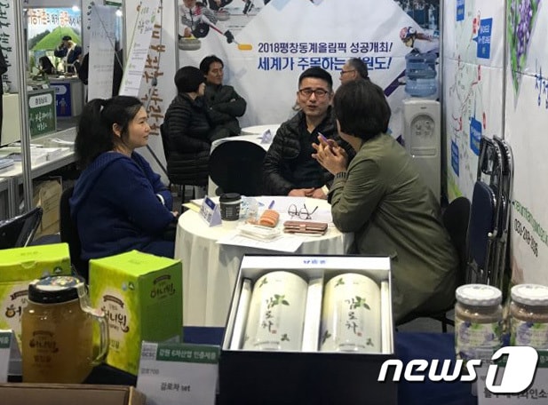 지난 23~25일 서울 양재동 aT센터에서 열린 ‘2018 성공귀농, 행복귀촌 박람회’에서 방문객들이 강원도 홍보관에서 귀농귀촌 상담을 받고 있다. (강원도 제공) 2018.3.26/뉴스1 ⓒ News1 하중천 기자