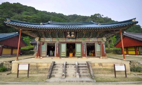 속초 신흥사 극락보전.(문화재청 제공)