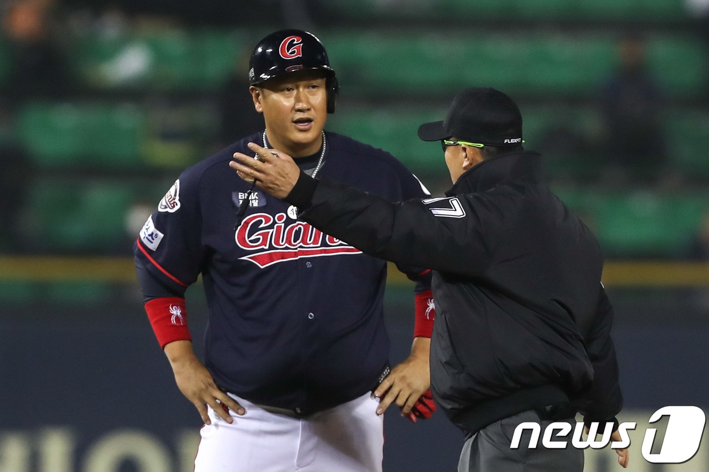 27일 오후 서울 송파구 잠실야구장에서 열린 '2018 프로야구 신한은행 마이카 KBO리그' 롯데 자이언츠와 두산베어스의 경기 4회초 1사 상황, 롯데 이대호가 우익선상 2루타를 치고 1루 베이스를 발지 않고 2루로 달려 아웃되자 심판에게 항의하고 있다. 2018.3.27/뉴스1 ⓒ News1 성동훈 기자