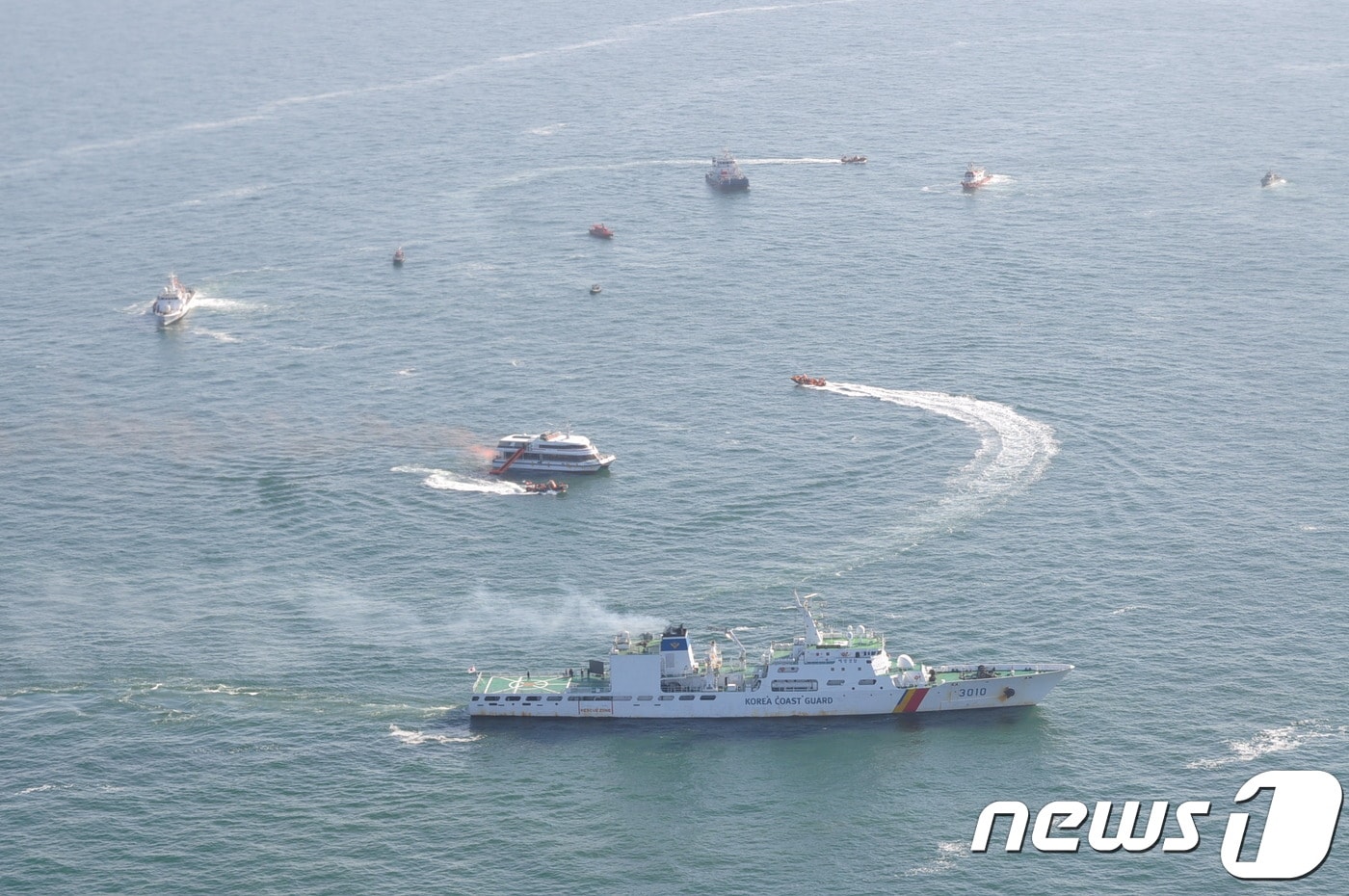 여객선 조난자 구조훈련이 군산앞바다에서 진행되고 있다.ⓒ News1