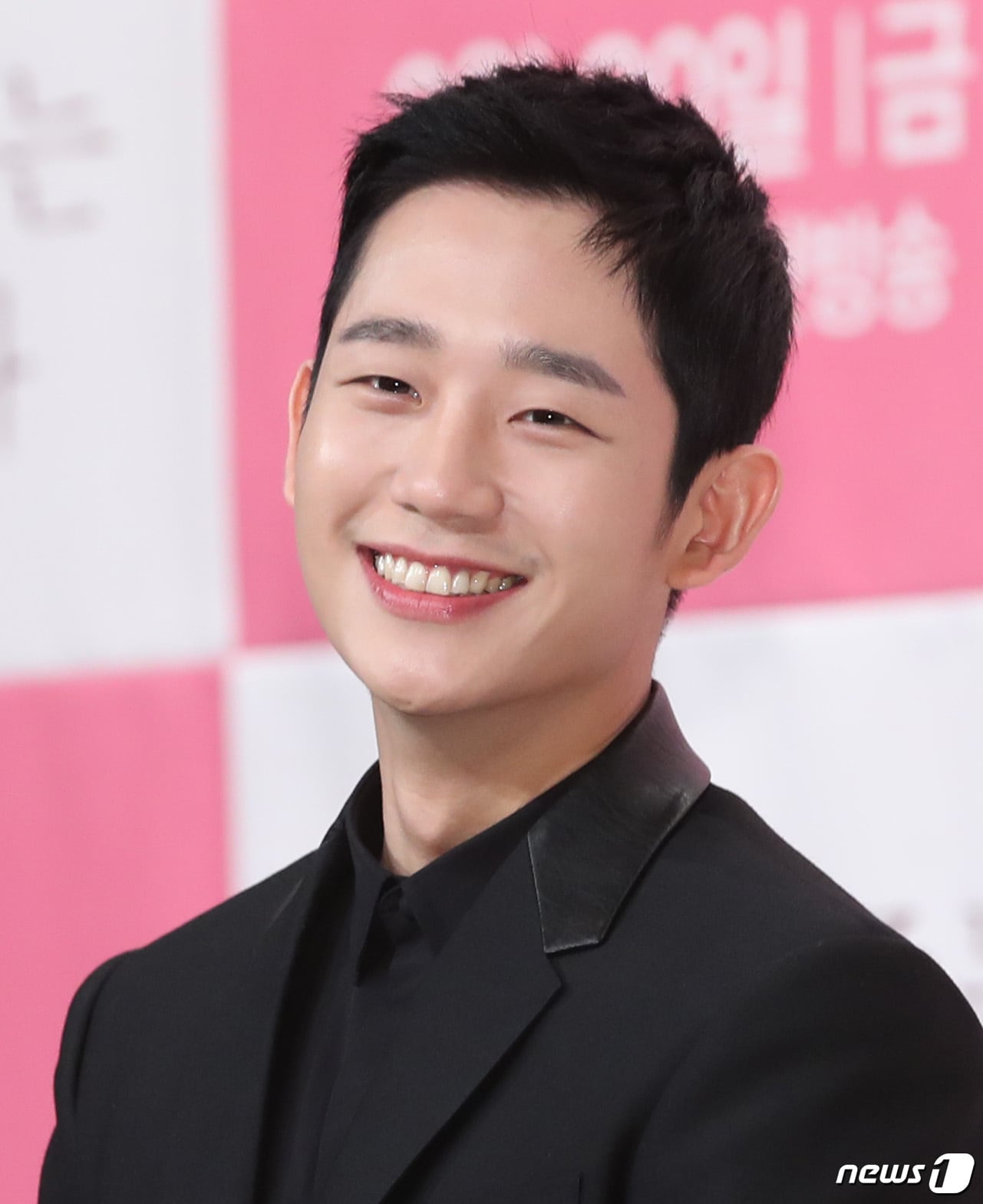 배우 정해인이 28일 오후 서울 영등포 타임스퀘어에서 열린 JTBC 드라마 ‘밥 잘 사주는 예쁜 누나’ 제작발표회에 참석해 미소를 짓고 있다. ‘밥 잘 사주는 예쁜 누나’는 그냥 아는 사이로 지내던 두 남녀 서준희(정해인 분), 윤진아(손예진 분)가 사랑에 빠지면서 그리는 '진짜 연애'에 대한 이야기를 담았다. 2018.3.28./뉴스1 ⓒ News1 권현진 기자