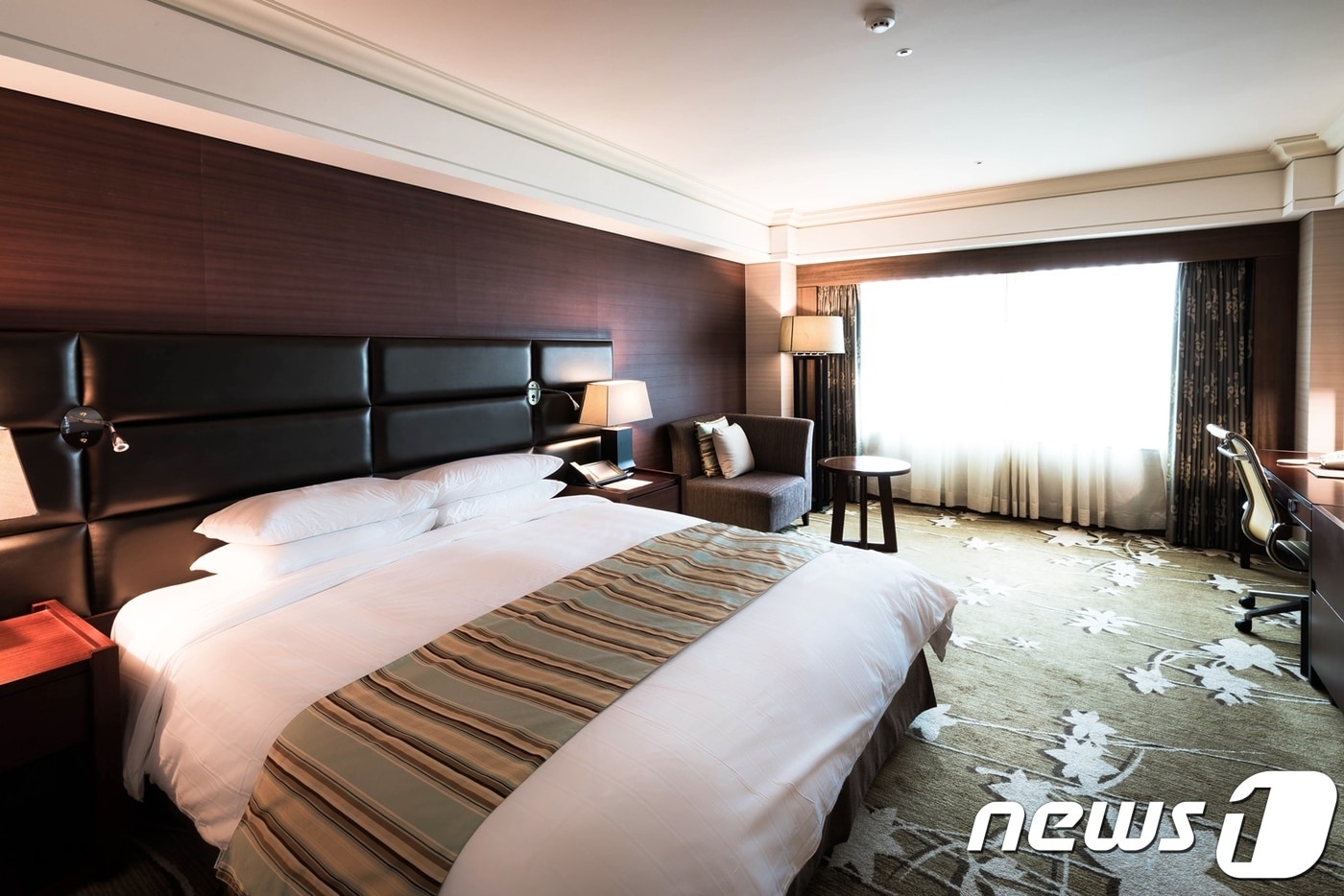부산롯데호텔 로맨틱 패키지 로맨틱 상품 이용객이 투숙하는 이그제큐티브 룸 내부. ⓒ News1