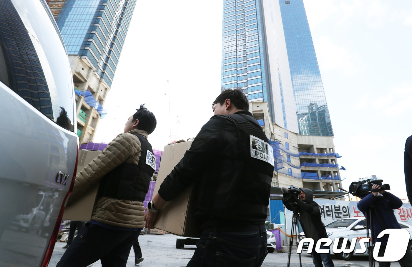 6일 오전 부산 해운대 엘시티(LCT) 복합개발사업 신축공사 현장 내 포스코건설 현장사무실에서 경찰이 압수수색을 마치고 압수품을 차량에 싣고 있다. 경찰은 포스코건설부산지사, 포스코건설 부산사무소 및 관련 하청업체등 6개소에 대한 압수수색을 실시했다. 지난2일 해운대 엘시티(LCT)공사장 55층 벽면에 고정된 외부작업대의 작업볼트가 파손돼 작업대 1기가 추락하는 사고가 발생했다. 이 사고로 지상에서 작업하던 근로자 1명, 작업대에 탑승한 채 추락한 인부 4명이 사망했고, 부상자 4명이 발생했다. 2018.3.6/뉴스1 ⓒ News1 여주연 기자