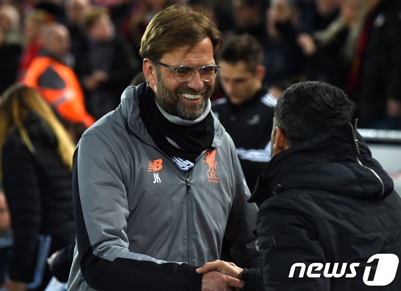 7일(한국시간) 영국 리버풀의 안필드에서 열린 FC포르투와의 2017-18 유럽축구연맹(UEFA) 챔피언스리그 16강 2차전에서 위르겐 클롭 리버풀 감독이 세르지우 콘세이상 포르투FC 감독이 경기가 시작되기 전에 악수를 하고 있다. ⓒ AFP=News1