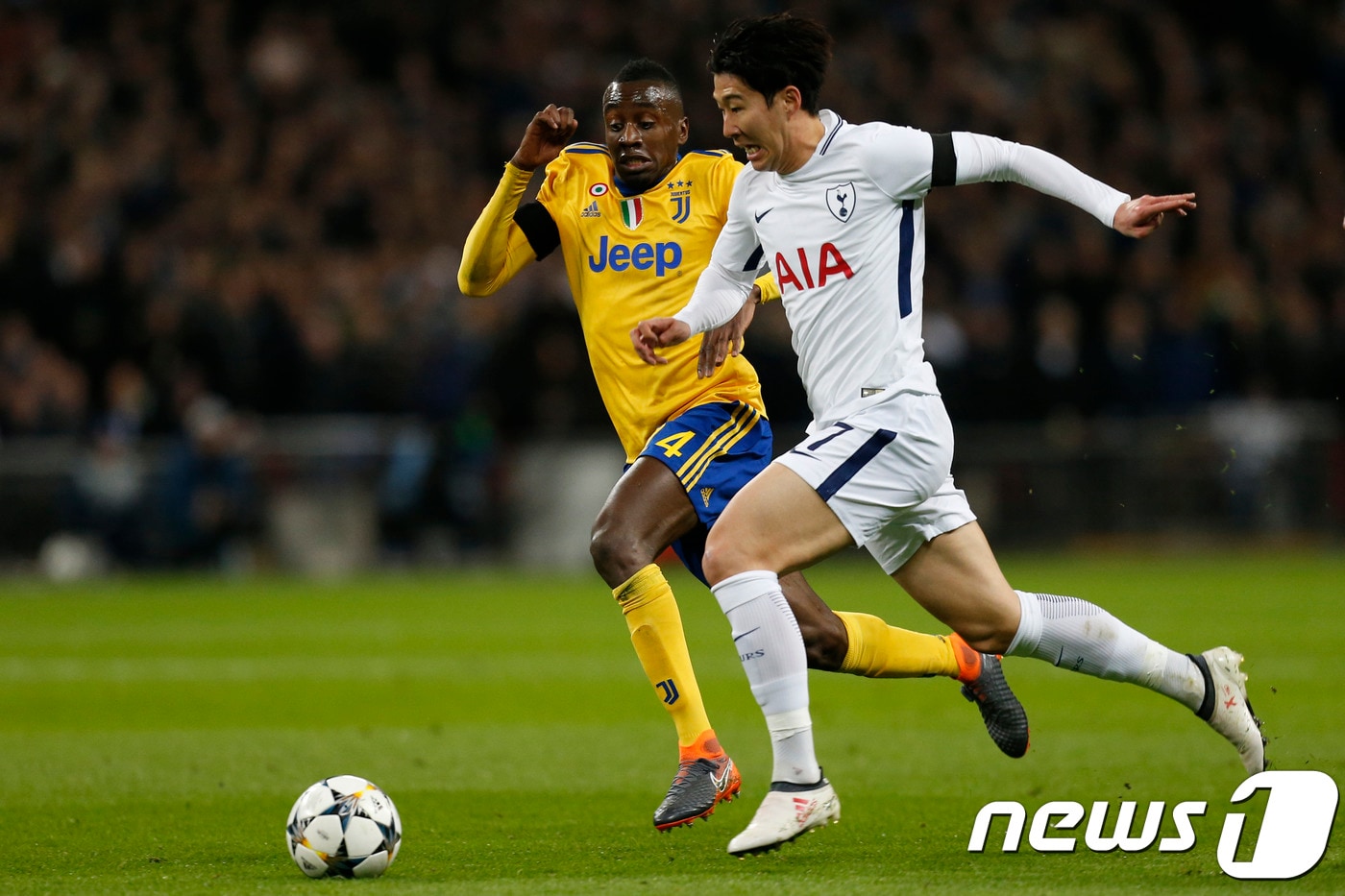 손흥민이 8일(한국시간) 영국 런던의 웸블리 스타디움에서 열린 2017-18 유럽축구연맹(UEFA) 챔피언스리그 16강 2차전에서 드리블을 하고 있다. ⓒ AFP=News1