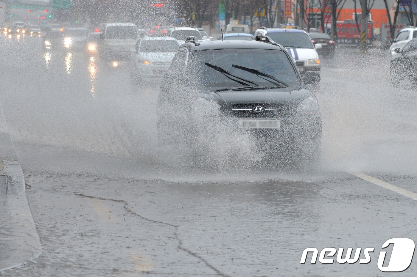 8일 오전 경북 포항시 남구 대잠동 인근을 지나는 승용차들이 고인 빗물로 물보라를 일으키며 주행하고 있다. 포항시에 따르면 올 1월부터 현재까지 내린 강우량은 103.8mm이다.2018.3.8/뉴스1 ⓒ News1 최창호 기자