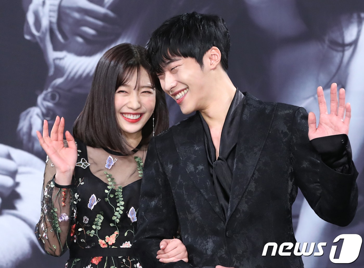 배우 박수영(레드벨벳 조이), 우도환(오른쪽)이 8일 오후 서울 상암 MBC에서 열린 MBC 새 월화드라마 ‘위대한 유혹자’ 제작발표회에 참석해 포즈를 취하고 있다. ‘위대한 유혹자’는 청춘남녀의 위험한 사랑게임과 이를 시작으로 펼쳐지는 위태롭고 아름다운 스무살 유혹 로맨스이다. 2018.3.8./뉴스1 ⓒ News1 권현진 기자