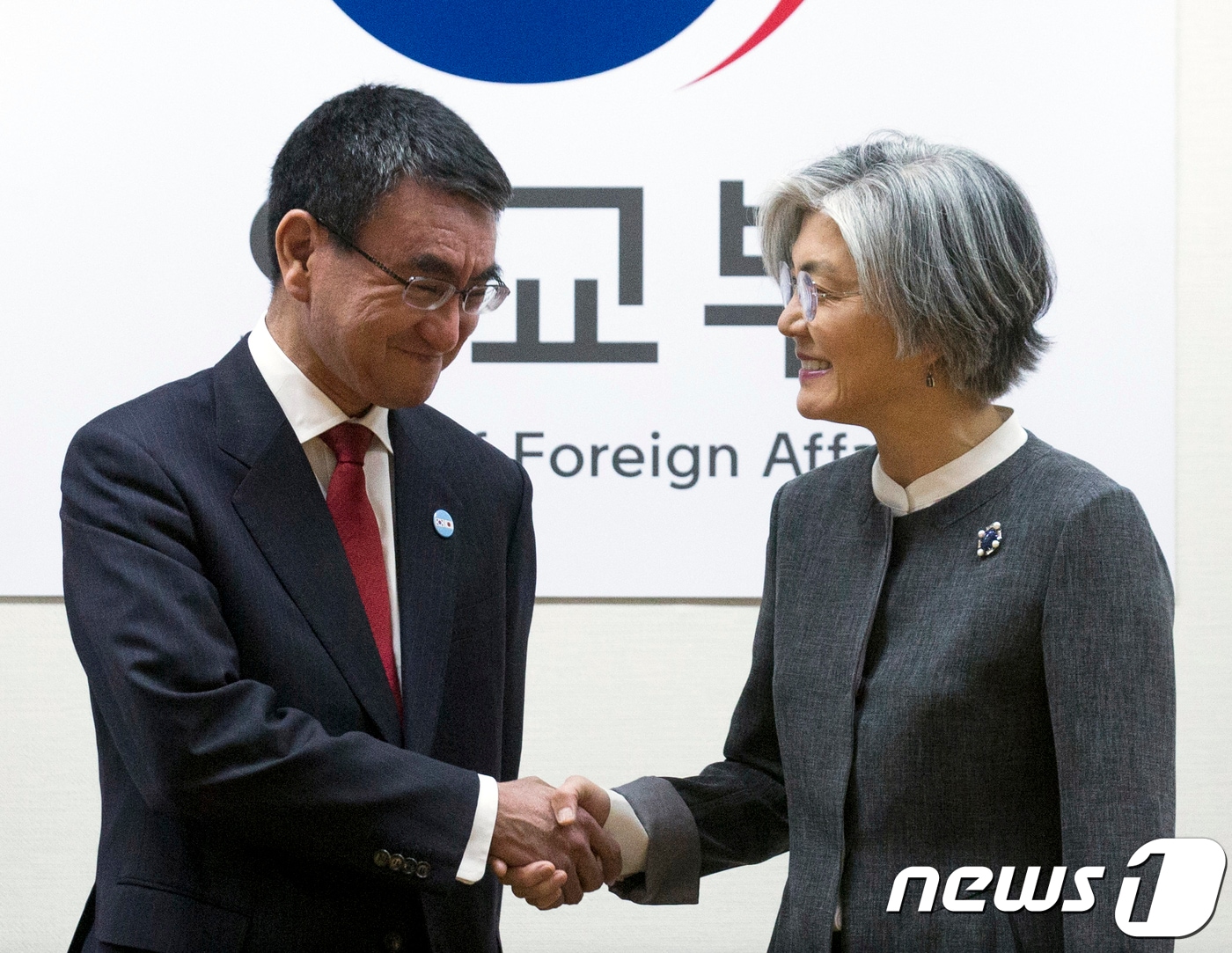 강경화 외교부 장관과 고노 다로 일본 외무상이 11일 오전 서울 도렴동 외교부 청사에서 외교장관 회담에 앞서 악수하고 있다. 2018.4.11/뉴스1 ⓒ News1 송원영 기자