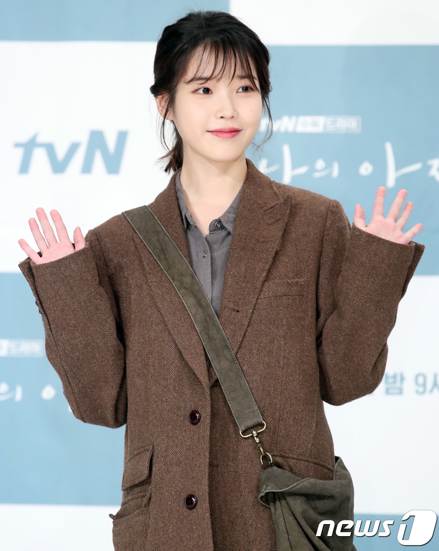가수 겸 배우 아이유(본명 이지은)가 11일 오후 서울 영등포 타임스퀘어에서 열린 tvN 드라마 ‘나의 아저씨’(나저씨) 기자간담회에 참석해 포즈를 취하고 있다. ‘나의 아저씨’는 삶의 무게를 버티며 살아가는 사람들이 서로를 통해 삶의 의미를 찾고 치유해가는 이야기를 그린 작품이다. 2018.4.11./뉴스1 ⓒ News1 권현진 기자