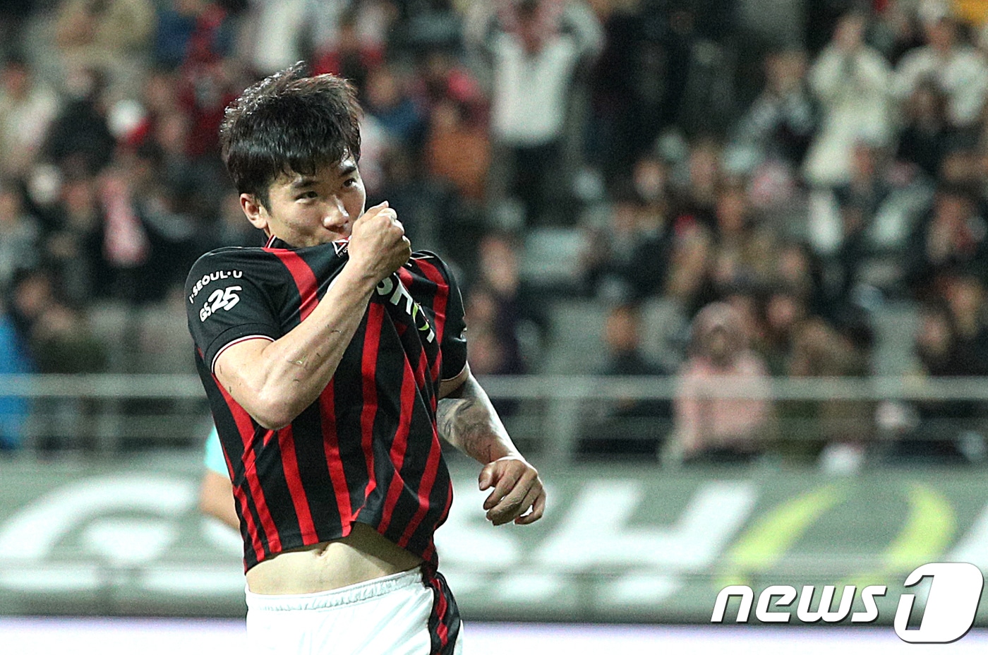 11일 오후 서울 마포구 서울월드컵경기장에서 열린 2018 프로축구 KEB하나은행 K리그1(클래식) FC서울과 포항스틸러스의 경기에서 서울 고요한이 동점골을 넣은 후 세리머니를 있다. 2018.4.11/뉴스1 ⓒ News1 신웅수 기자