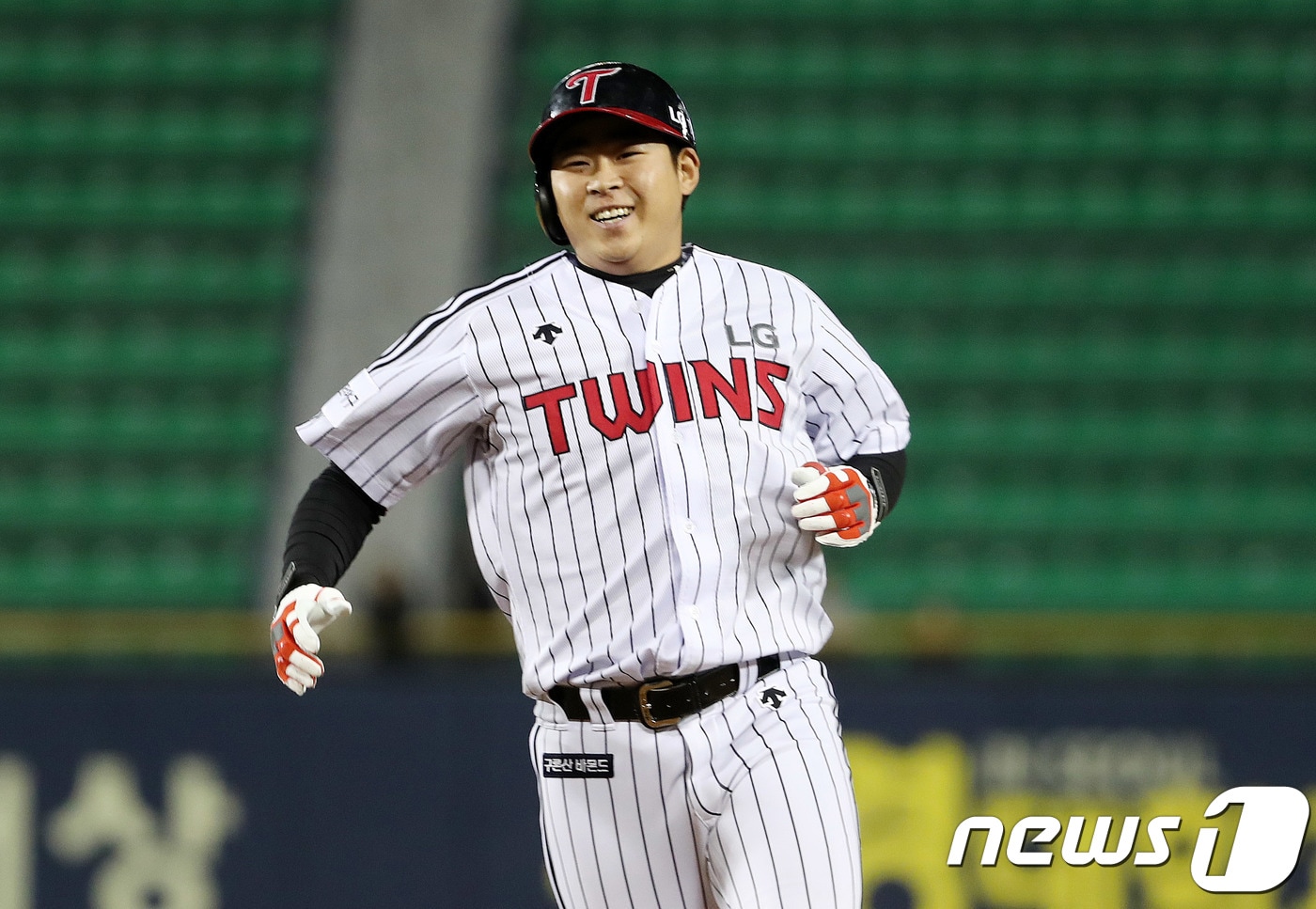 지난 4월12일 잠실야구장에서 열린 프로야구 '신한은행 마이카 2018KBO리그' LG와 SK경기에서 9회말 LG 안익훈이 2사 3루 상황에서 끝내기 안타를 친후 환한 미소를 짓고 있다. /뉴스1 ⓒ News1 박세연 기자