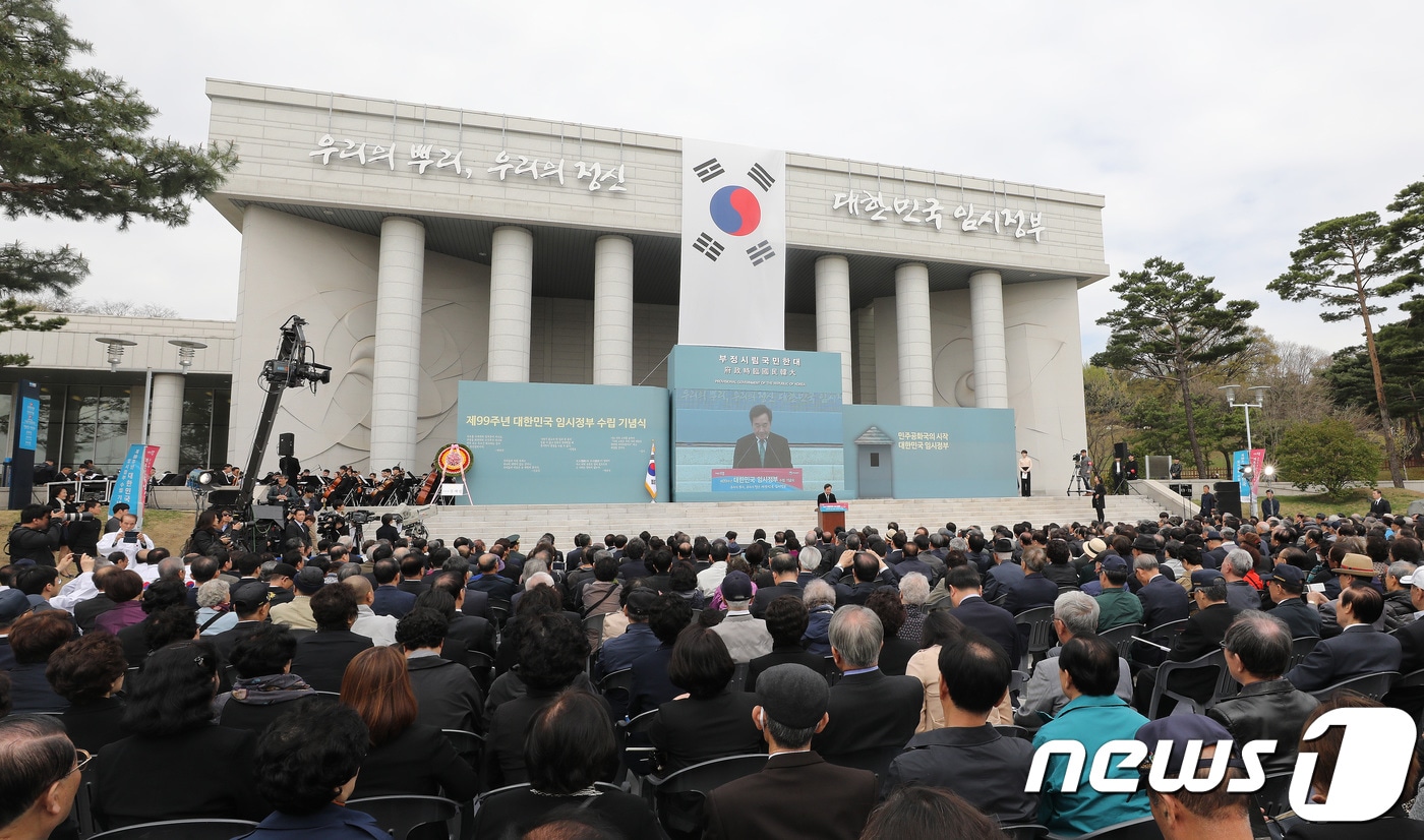 이낙연 국무총리가 13일 오전 서울 용산구 백범김구기념관 앞 야외무대에서 열린 제99주년 대한민국 임시정부 수립 기념식에참석해 기념사를 하고 있다. 2018.4.13/뉴스1 ⓒ News1 임세영 기자