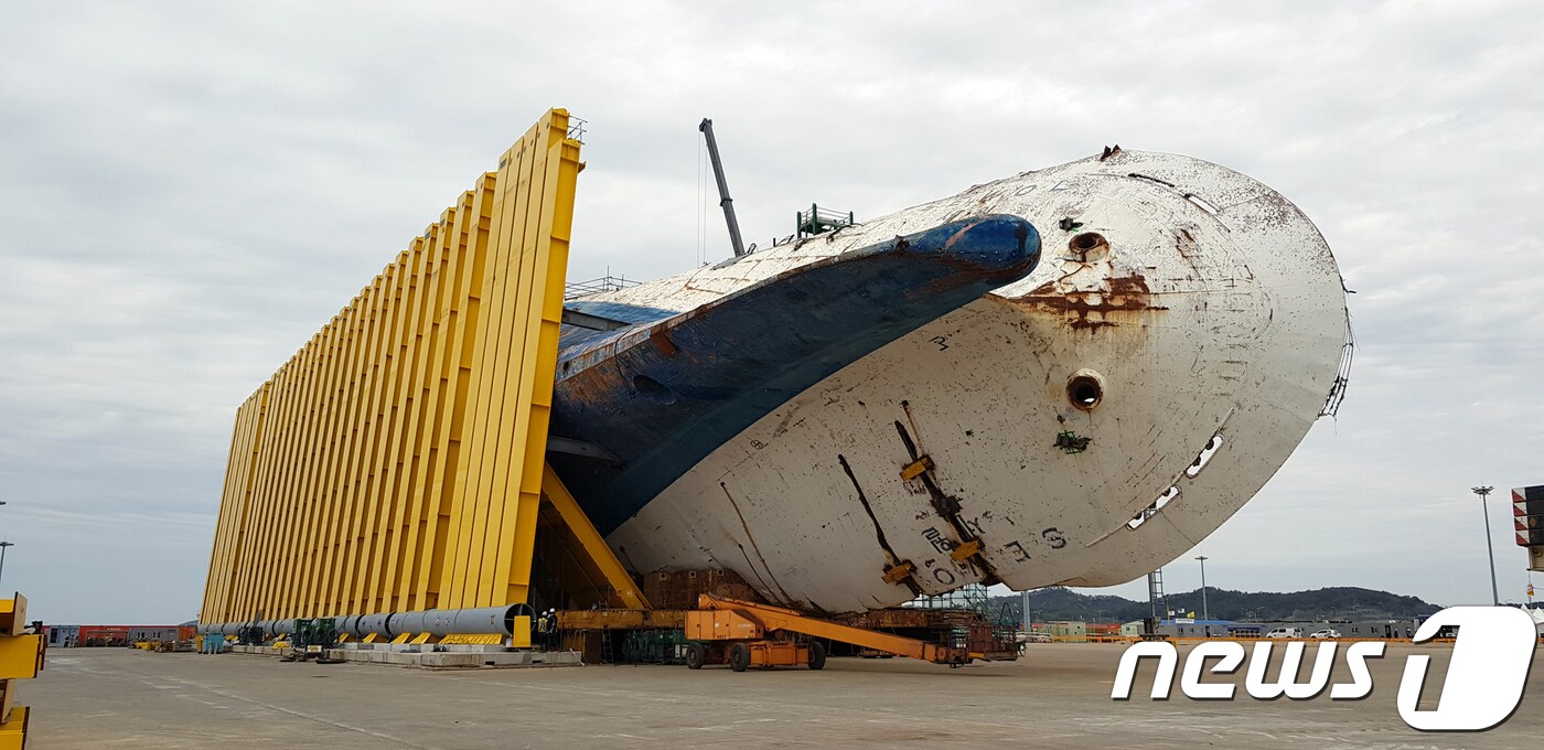 세월호 선체 직립을 위한 33개의 수직 리프팅빔 설치가 13일 마무리됐다. 수직 리프팅빔은 현재 누워있는 선체의 아랫부분을 받치고 있는 기존의 수평 리프팅빔과 'ㄴ'자 형태로 접합돼 선체를 90도 일으켜세우는 지지대로 이용된다.(현대삼호중공업 제공)2018.4.13/뉴스1 ⓒ News1 박영래 기자