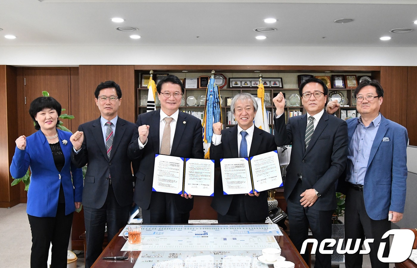 원창묵 원주시장(왼쪽 세번째)과 송재준 안전보건공단 강원지사장(왼쪽 네번째)이 13일 원주시청 시장집무실에서 '안전한 행복도시 원주'를 만들기 위한 업무협을 체결하고 기념촬영을 하고 있다.2018.4.13/뉴스1 ⓒ News1 노정은 기자