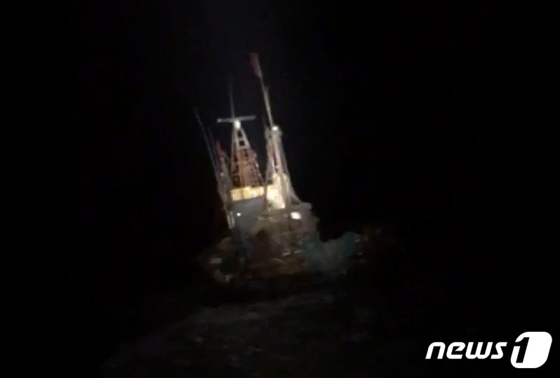 서해5도특별경비단은 13일 오후 8시46분께 인천시 옹진군 백령도 북서방 약 26㎞(약 14해리) 해역으로 이동 하던 불법 조업 중국어선 9척 중 35톤급 중국어선 1척을 나포했다.(서해5도특별경비단 제공)2018.4.14/뉴스1 ⓒ News1 박아론 기자