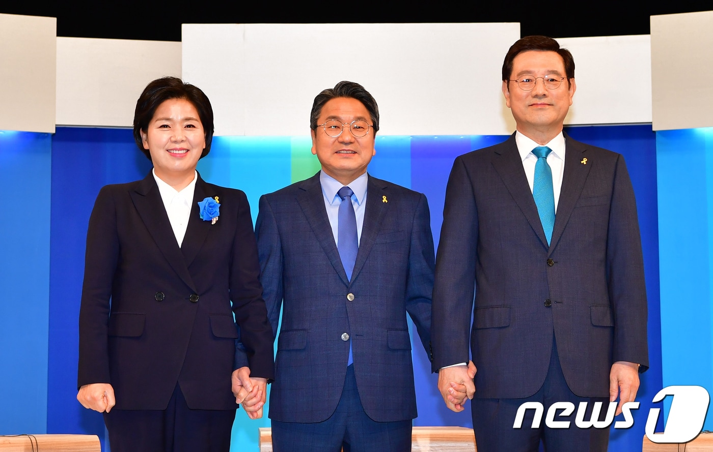더불어민주당 광주시장 예비후보들이 16일 오전 광주MBC 공개홀에서 TV토론회에 앞서 기념촬영을 하고 있다. 왼쪽부터 양향자·강기정·이용섭 예비후보. 2018.4.16/뉴스1 ⓒ News1 박준배 기자