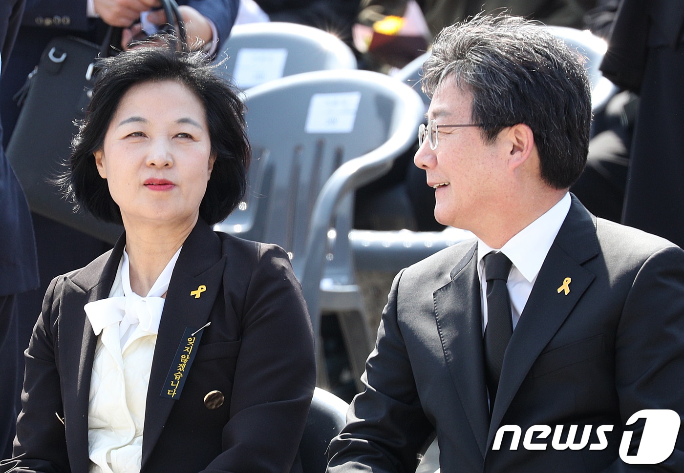 2018년 4월 16일 당시 추미애 더불어민주당 대표와 유승민 바른미래당 공동대표가 경기 안산시 화랑유원지에서 열린 4·16 세월호참사 희생자 정부합동 영결·추도식에서 대화하고 있다. 최근 정치권에선 유 전 의원이 추미애 민주당 경기지사 후보가 비워놓을 경기 하남갑 보궐선거에 나설 수도 있다는 말이 나 돌았다. 2018.4.16 ⓒ 뉴스1 신웅수 기자