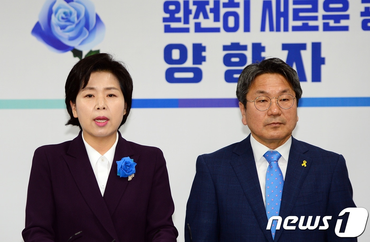 양향자·강기정 더불어민주당 광주시장 예비후보가 17일 광주시의회 브리핑룸에서 '이용섭 예비후보 측의 줄세우기'를 비판하는 기자회견을 하고 있다. 이들은 "현직 구청장은 물론 지방의원 선거에 출마한 시의원 후보까지 이용섭 후보 줄 세우기에 동원됐다"며 "중앙당은 엄중히 심판해야 한다"고 주장했다.2018.4.17/뉴스1 ⓒ News1 박준배 기자