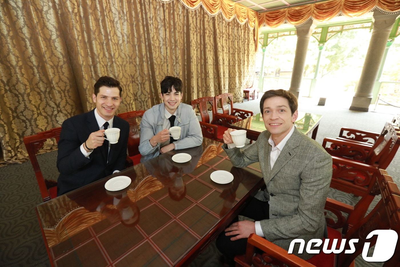 알베르토(왼쪽), 로빈(가운데), 다니엘(오른쪽)이 고종이 커피를 즐겨 마시던 덕수궁내 정관헌에서 커피를 마시고 있다.(중구 제공)ⓒ News1