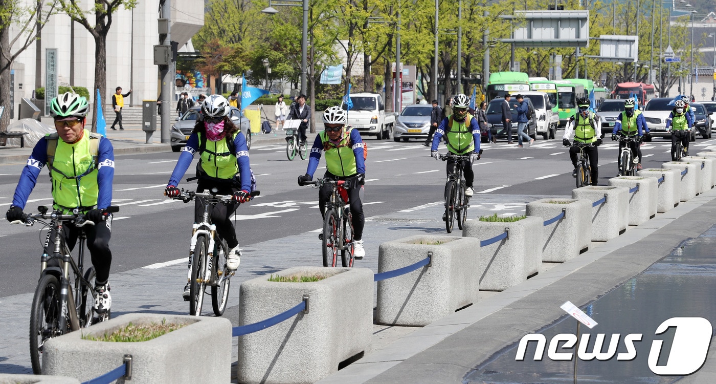 한국자전거단체협의회 회원들이 4월18일 오전 서울 광화문광장에서 '2018 자전거의 날 기념 자전거캠페인'을 열고 자전거타기 퍼레이드를 하고 있다. 이날 캠페인은 자전거의 날(주간)을 맞아 도심 및 자전거도로에서 자전거 교통사고를 줄이고 안전한 자전거 주행습관을 알리기 위해 열렸다. 2018.4.18/뉴스1 ⓒ News1 박지수 기자
