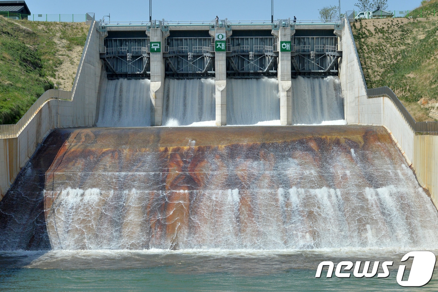 8일 경북 포항지역 대형 저수지 저수율이 42~46%대로 시민들의 먹는 물 공급에 차질이 없는 것으로 나타났다. 사진은 지난해 농어촌공사 포항지사가 북구 흥해읍 용연저수지 수문 4개를 열어 농사에 필요한 용수를 방류하는 모습. (뉴스1자료, 재판매 및 DB금지) ⓒ News1