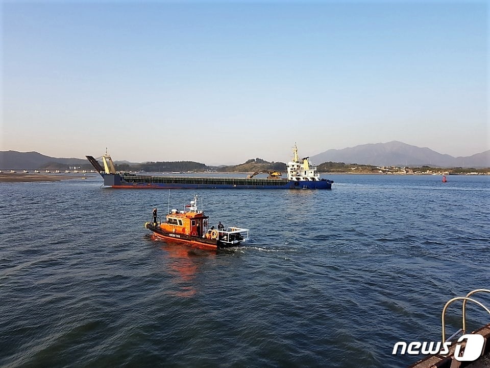 모래언덕에 좌초된 선박.(여수해경 제공)/뉴스1 ⓒ News1 지정운 기자