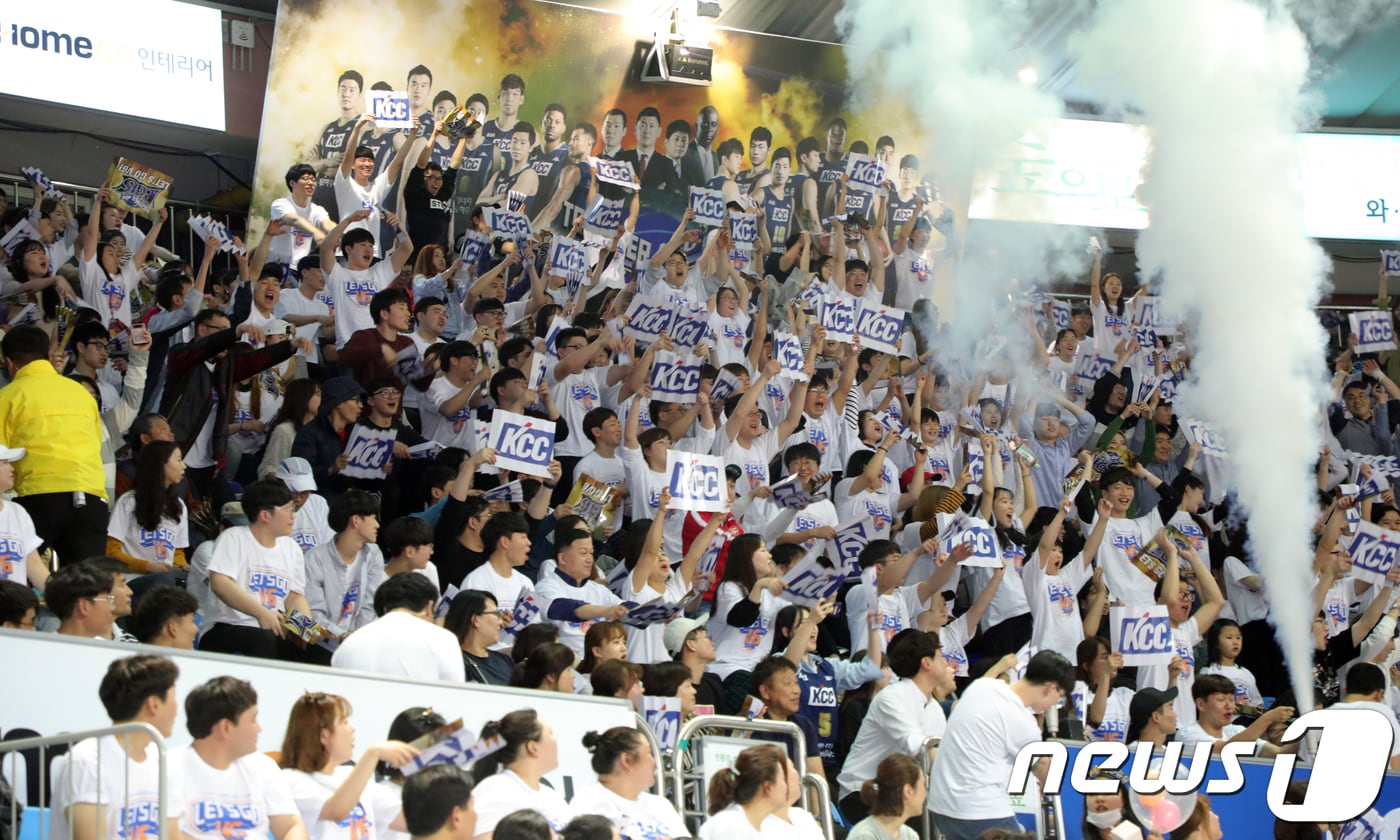 KCC 팬들이 파도타기 응원을 하고 있다. /뉴스1 