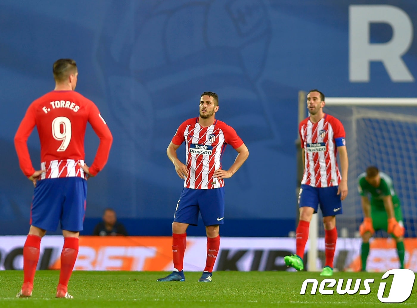 아틀레티코 마드리드의 토레스(왼쪽), 코케(가운데), 고딘이 20일(한국시간) 열린 레알 소시에다드와의 원정 경기에서 3번째 골을 허용하고 허탈해하고 있다.ⓒ News1