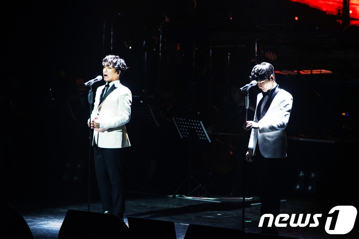 가수 곽동현·테너 이동신 듀엣 공연 모습.(중랑구 제공) ⓒ News1