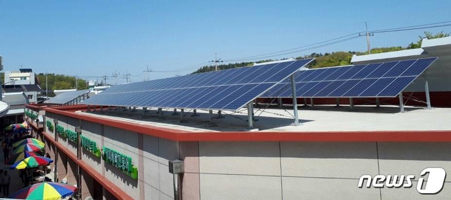 지난 19일 무안군 무안읍 성내리 무안전통시장. 1‧2동 건물 옥상에 태양공 발전설비가 설치돼 있다.  상인들은 이 발전설비에서 생산된 전력을 쓰지 못하고 있다. .2018.4.23/뉴스1 ⓒ News1 이종행 기자