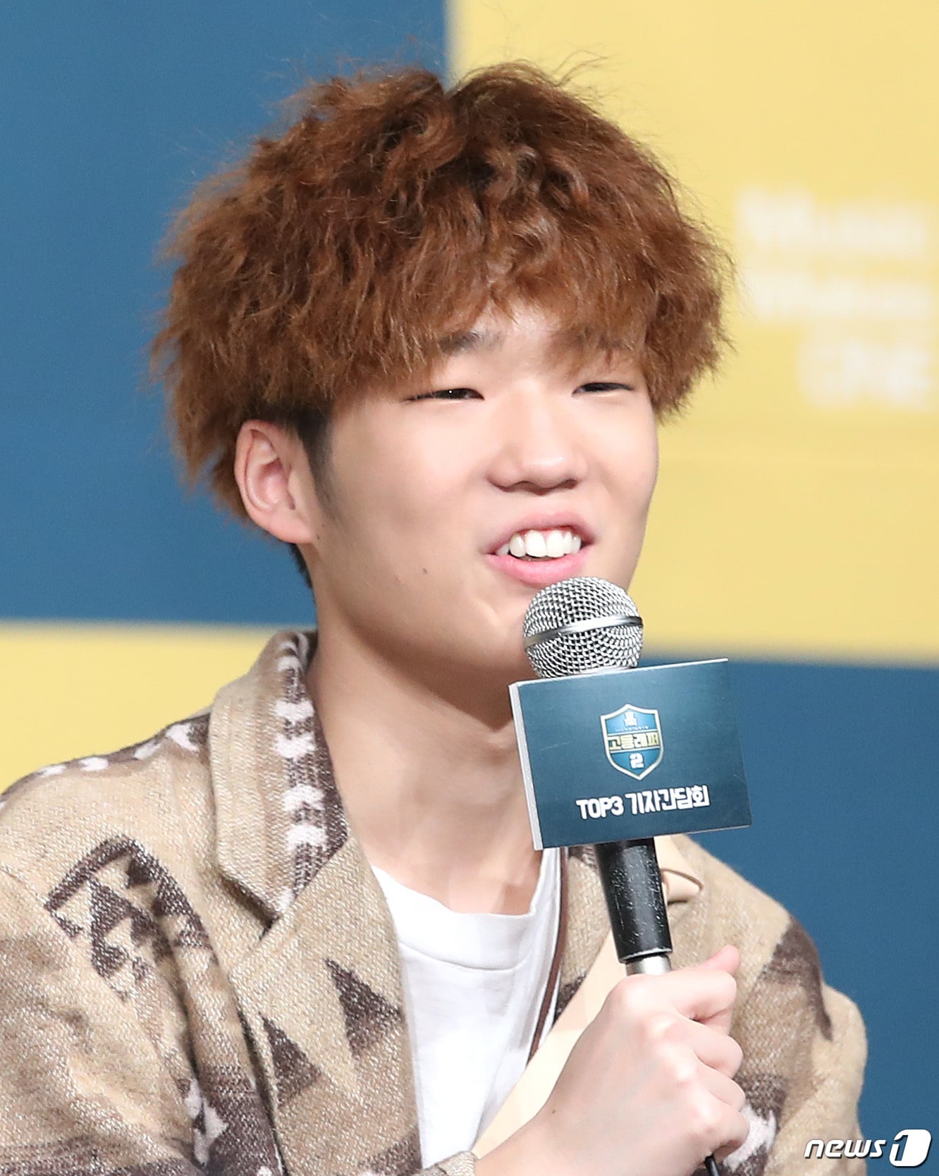 김하온이 24일 오후 서울 영등포 타임스퀘어에서 열린 국내 최초 고교 랩 대항전 Ment ‘고등래퍼2’ TOP3 기자간담회에 참석해 철학적으로 쓰는 가사 비법에 대한 질문에 답하고 있다. 2018.4.24./뉴스1 ⓒ News1 권현진 기자