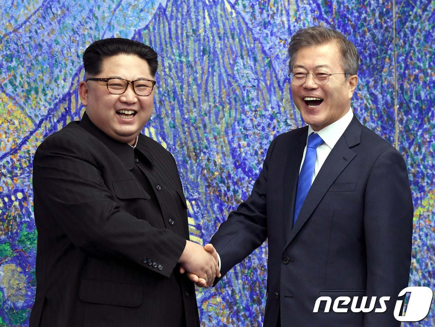 지난 2018년 4.27 남북정상회담 당시 문재인 대통령과 김정은 북한 국무위원장이 판문점 평화의 집 금강산 그림 앞에서 악수하며 밝게 웃고 있다. 2018.4.27/뉴스1 ⓒ News1 한국공동사진기자단