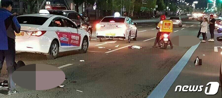 지난 20일 오전 00시 50분쯤 광주 서구 쌍촌동 모 교회 앞 왕복 9차선 도로에서 A씨가 차를 몰다가 무단횡단을 하던 대학생 B씨(23·여)와 C씨(23·여)를 친 사고가 발생했다. 이 사고로 B씨는 지난 25일 숨졌으며, C씨는 병원에서 치료를 받고 있다.사진은 사고 당시 현장 모습.(독자 제공) 2018.4.27/뉴스1 ⓒ News1