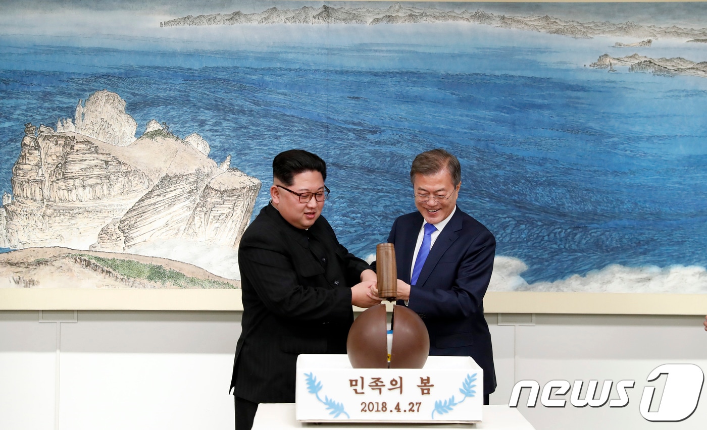 27일 오후 문재인 대통령과 김정은  위원장이 함께 나무망치로  디저트인 초콜릿 원형돔 ‘민족의 봄’을 깨트리고 있다. ⓒ News1 한국공동사진기자단