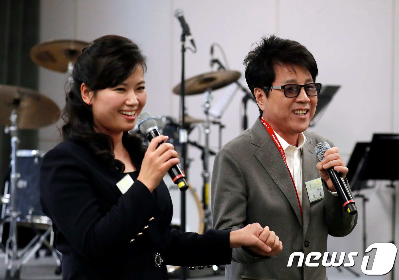 가수 조용필과 현송월 삼지연관현악단 단장이 27일 평화의 집에서 열린 남북정상회담 만찬에서 공연을 하고 있다. 남과 북 양 정상은 이날 세계 유일 분단국가의 상징인 판문점에서 정상회담을 마치고 '한반도의 평화와 번영, 통일을 위한 판문점 선언'을 발표했다. 2018.4.27/뉴스1 ⓒ News1 한국공동사진기자단