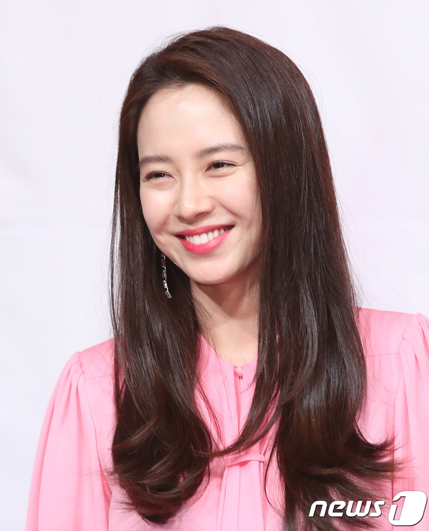 배우 송지효가 3일 오후 서울 영등포 타임스퀘어에서 열린 온스타일 ‘송지효의 뷰티풀 라이프’ 제작발표회에 참석해 미소를 짓고 있다. 2018.4.3./뉴스1 ⓒ News1 권현진 기자