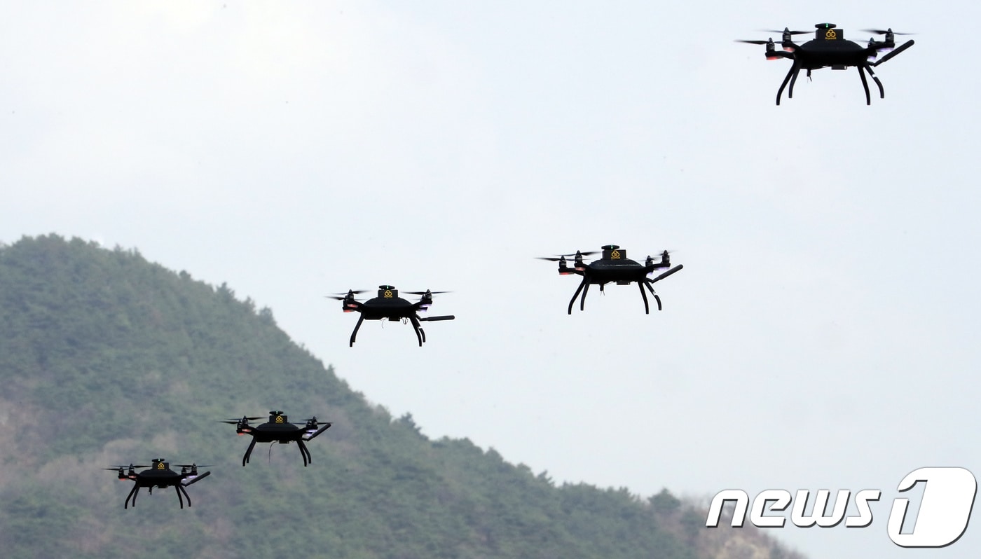 3일 세종시 어진동 정부세종컨벤션센터에서 열린 드론봇 전투발전 컨퍼런스에서 드론 군집비행 시연이 펼쳐지고 있다. 2018.4.3/뉴스1 ⓒ News1 장수영 기자
