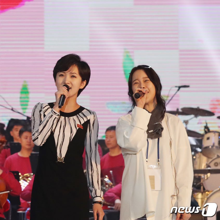 (평양=뉴스1) 평양공연 사진공동취재단 .송영(왼쪽)과 백지영이 3일 평양 류경정주영체육관에서 열린 남북합동공연 리허설에서 공연하고 있다. 2018.4.3/뉴스1 ⓒ News1