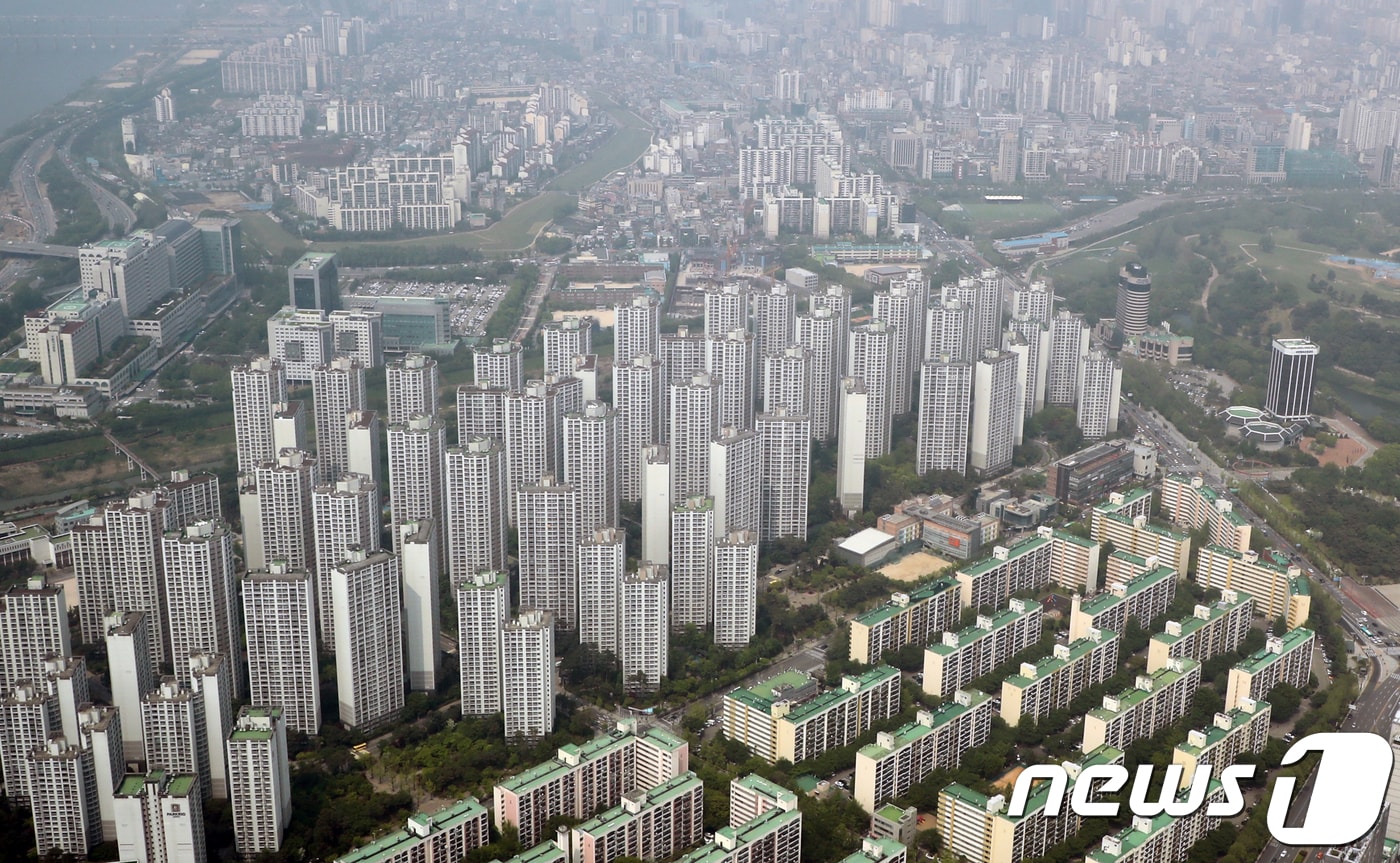 30일 국토교통부가 올해 1월 1일 기준으로 조사한 전국 공동주택 1,289호의 공시가격을 공개했다. . 사진은 이날 서울시내 아파트 단지. 2018.4.30/뉴스1 ⓒ News1 황기선 기자