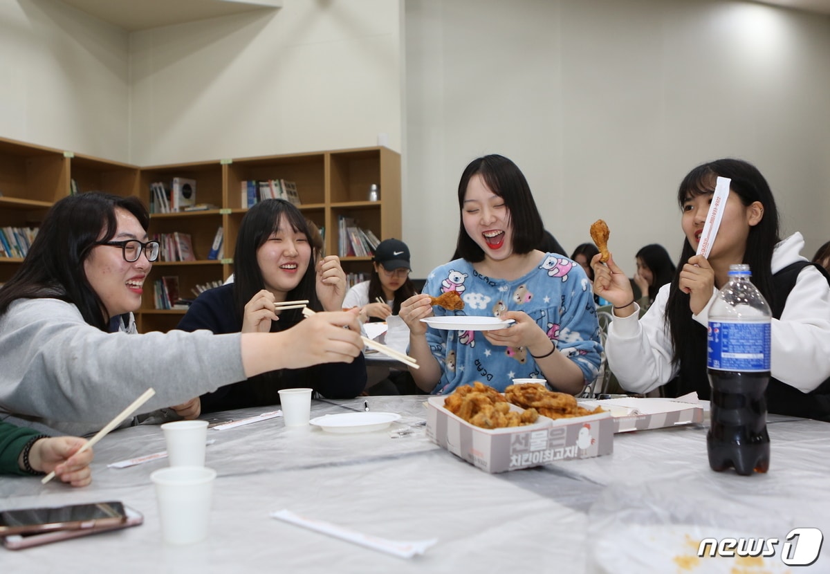 충청대학교가 기숙사 학생을 대상으로 행동평가와 함께 치킨 간담회를 진행했다.(충청대학교 제공)2018.4.5/뉴스1ⓒ News1 엄기찬 기자