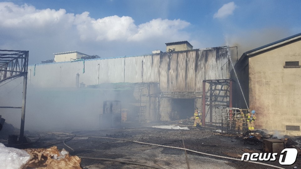7일 오후 경남 창원 마산합포구 진전면에 있는 식품가공회사에서 화재가 발생했다. 사진은 소방대원들이 화재를 진압하고 있는 모습.(창원소방본부 제공)ⓒ News1