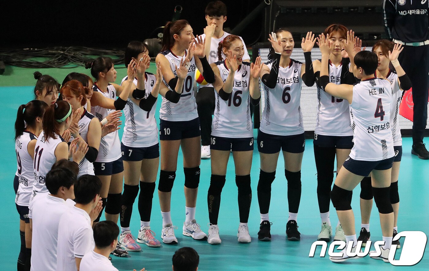 8일 경기도 화성시 화성실내체육관에서 열린 여자배구 올스타 슈퍼매치 한국과 태국의 경기 시작 전 김연경을 비롯한 한국 선수들이 화이팅을 외치고 있다. 2018.4.8/뉴스1 ⓒ News1 박세연 기자