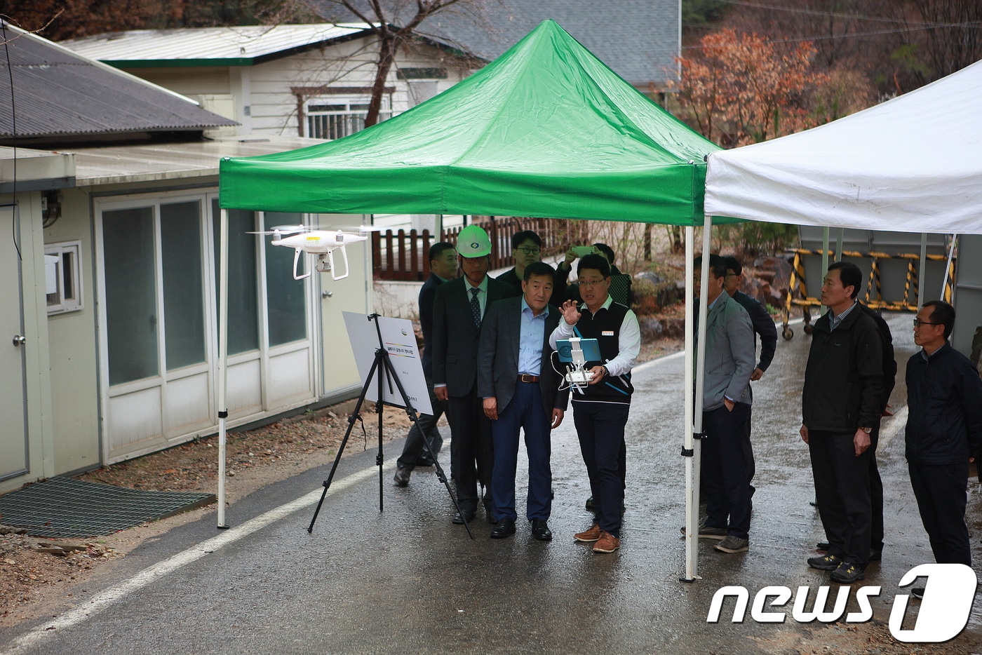 지난 3일 충북 영동군 황간면 월류지구 급경사지 현장에서 군 공무원이 드론을 활용해 안전점검을 하고 있다.(영동군 제공).2018.04.09.ⓒ News1