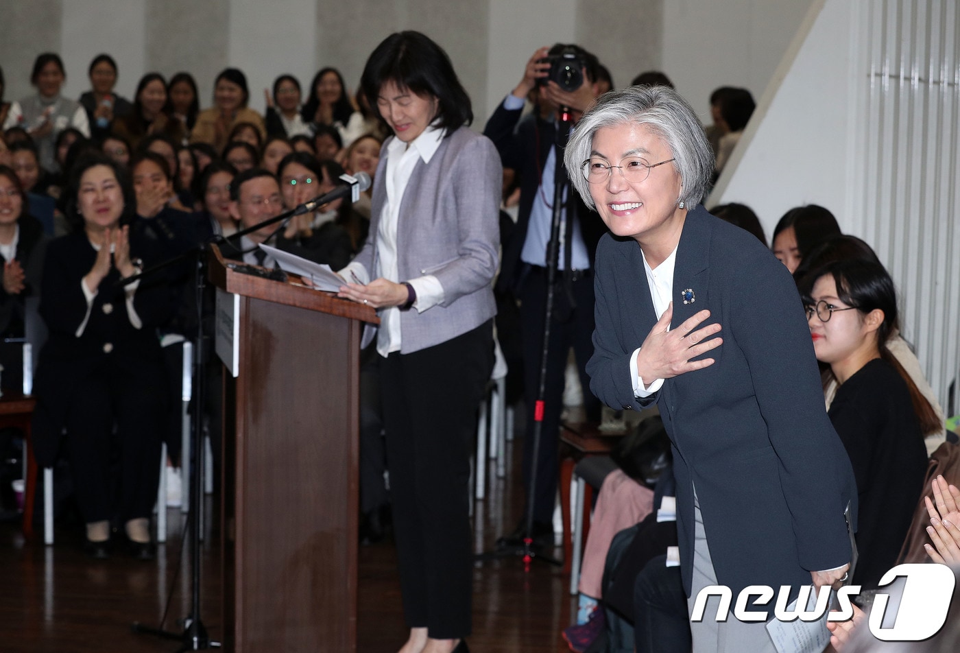 강경화 외교부 장관이 9일 오후 서울 서대문구 이화여자대학교에서 '한반도 정세와 글로벌 외교'를 주제로 특강을 하기 전 학생들에게 인사를 있다. 2018.4.9/뉴스1 ⓒ News1 박세연 기자