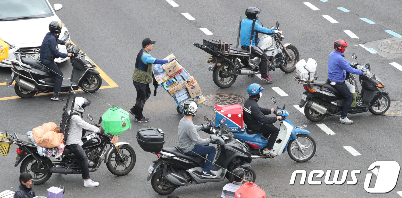 서울 동대문시장 일대에서 퀵서비스 운전자들이 오토바이를 타고 배달하고 있다. 2018.5.1/뉴스1 ⓒ News1 박지혜 기자